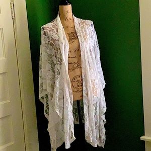 Oversized Poof New York White Lace Kimono